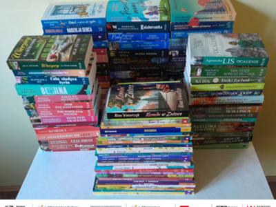 Alt="Zdjęcie przedstawia nowości książkowe zakupione przez GOKiBP w Ciasnej dofinansowane ze środków finansowych Ministra Kultury i Dziedzictwa Narodowego w ramach realizacji Narodowego Programu Rozwoju Czytelnictwa 2.0 na lata 2021-2025."