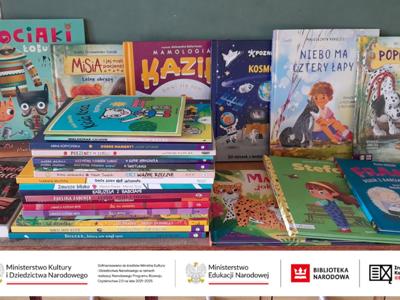 Alt="Zdjęcie przedstawia nowości książkowe zakupione przez GOKiBP w Ciasnej dofinansowane ze środków finansowych Ministra Kultury i Dziedzictwa Narodowego w ramach realizacji Narodowego Programu Rozwoju Czytelnictwa 2.0 na lata 2021-2025."
