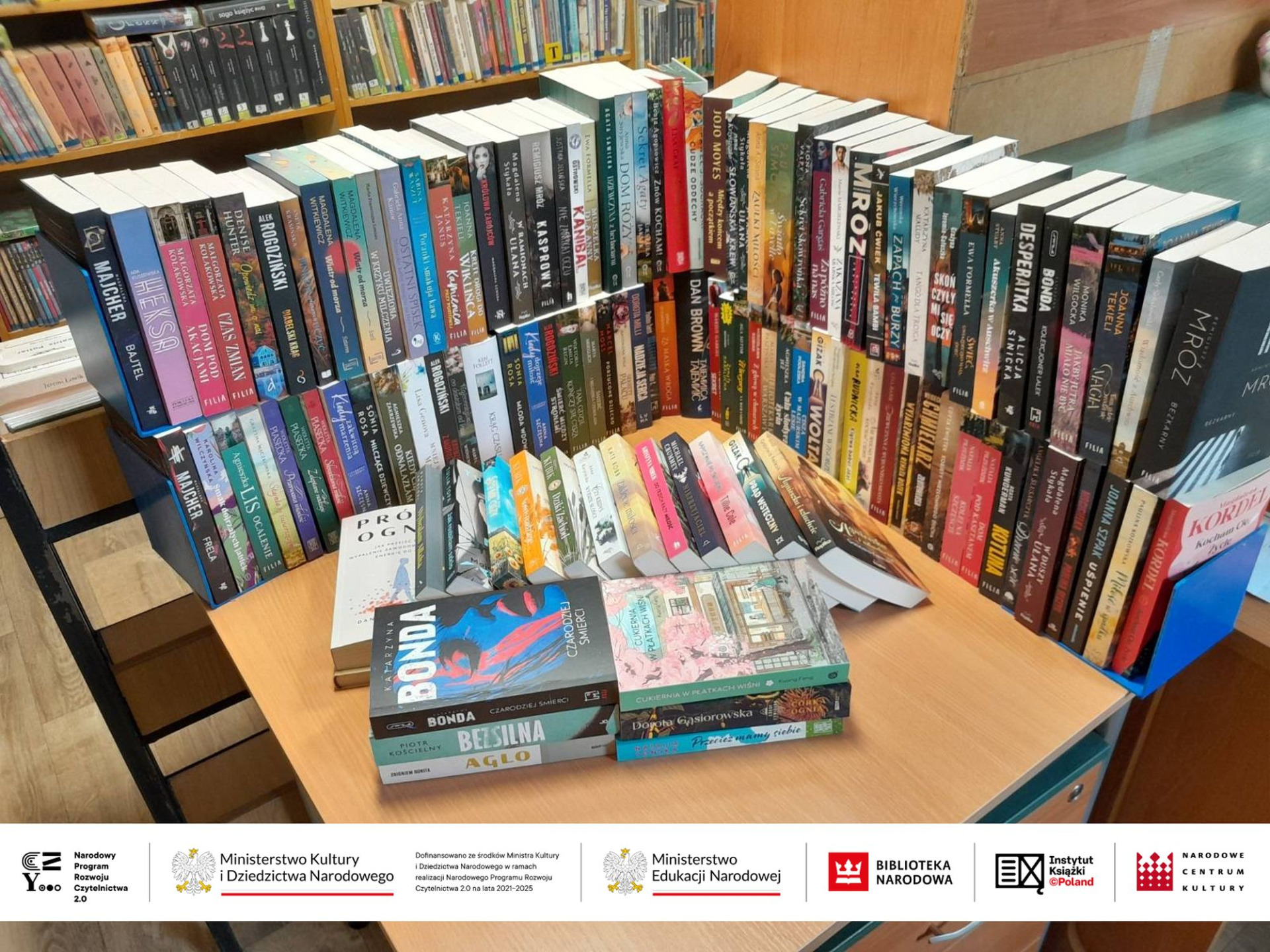 Alt="Zdjęcie przedstawia nowości książkowe zakupione przez GOKiBP w Ciasnej dofinansowane ze środków finansowych Ministra Kultury i Dziedzictwa Narodowego w ramach realizacji Narodowego Programu Rozwoju Czytelnictwa 2.0 na lata 2021-2025."
