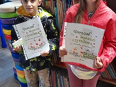 Alt="Zdjęcie przedstawia Olę i Olka, uczestników akcji Mała książka - wielki człowiek."