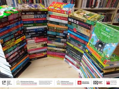 Alt="Zdjęcie przedstawia zakupione książki."