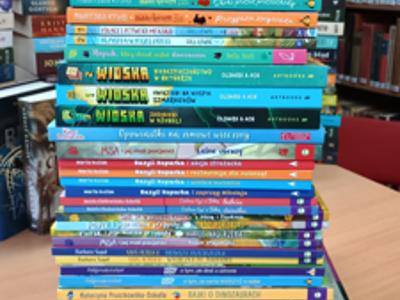 Alt="Zdjęcie przedstawia zakupione książki."