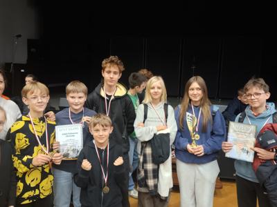 Alt="Zdjęcie przedstawia szachistów ze Zborowskiego najlepsi w Rejonie Tarnogórskim."