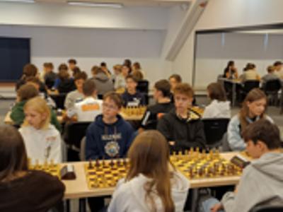 Alt="Zdjęcie przedstawia szachistów ze Zborowskiego najlepsi w Rejonie Tarnogórskim."