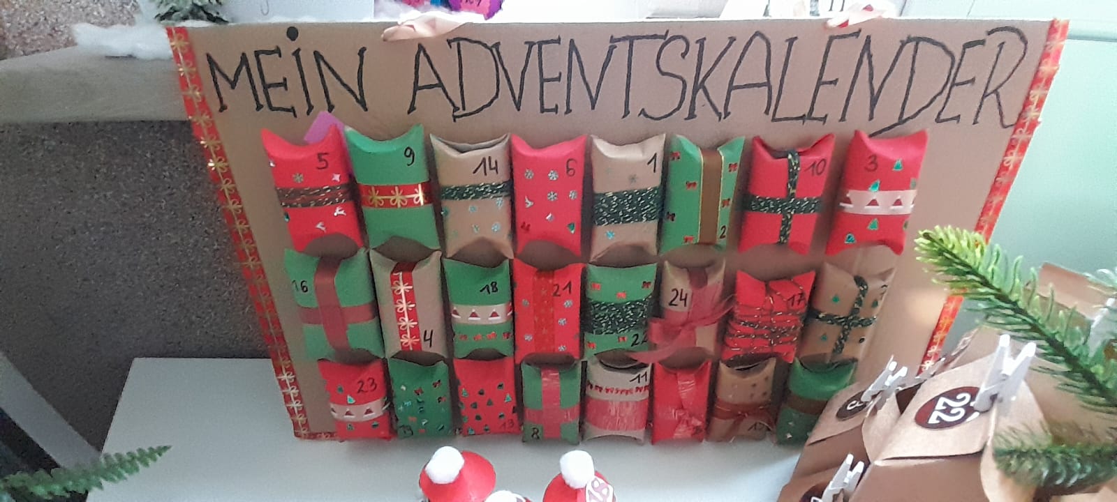 Alt="Zdjęcie przedstawia prace z Gminnego Konkursu na Kalendarz Adwentowy 2025r."