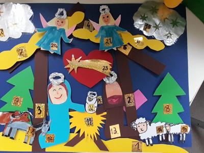 Alt="Zdjęcie przedstawia prace z Gminnego Konkursu na Kalendarz Adwentowy 2025r."