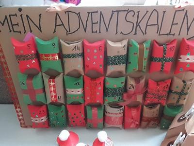 Alt="Zdjęcie przedstawia prace z Gminnego Konkursu na Kalendarz Adwentowy 2025r."