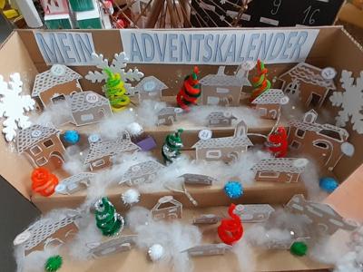 Alt="Zdjęcie przedstawia prace z Gminnego Konkursu na Kalendarz Adwentowy 2025r."