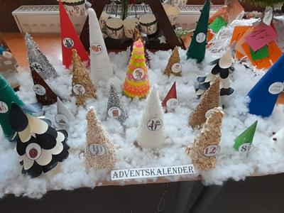 Alt="Zdjęcie przedstawia prace z Gminnego Konkursu na Kalendarz Adwentowy 2025r."