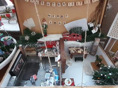 Alt="Zdjęcie przedstawia prace z Gminnego Konkursu na Kalendarz Adwentowy 2025r."