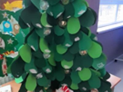 Alt="Zdjęcie przedstawia prace z Gminnego Konkursu na Kalendarz Adwentowy 2025r."