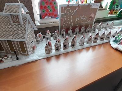 Alt="Zdjęcie przedstawia prace z Gminnego Konkursu na Kalendarz Adwentowy 2025r."