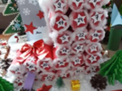 Alt="Zdjęcie przedstawia prace z Gminnego Konkursu na Kalendarz Adwentowy 2025r."