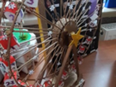 Alt="Zdjęcie przedstawia prace z Gminnego Konkursu na Kalendarz Adwentowy 2025r."