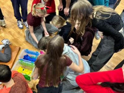 Alt="Zdjęcie przedstawia akcję -Profilaktyka i integracja w Szkole w Sierakowie Śląskim"