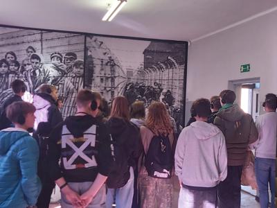 Alt="Zdjęcie przedstawia wycieczkę edukacyjna do Oświęcimia uczniów z ZSP w Ciasnej."