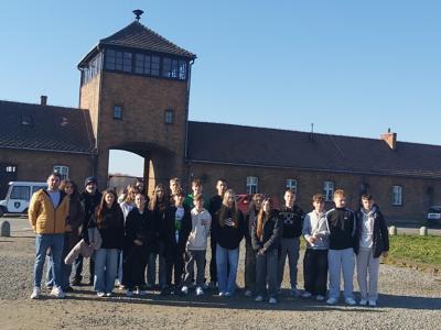 Alt="Zdjęcie przedstawia wycieczkę edukacyjna do Oświęcimia uczniów z ZSP w Ciasnej."