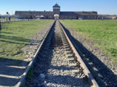 Alt="Zdjęcie przedstawia wycieczkę edukacyjna do Oświęcimia uczniów z ZSP w Ciasnej."