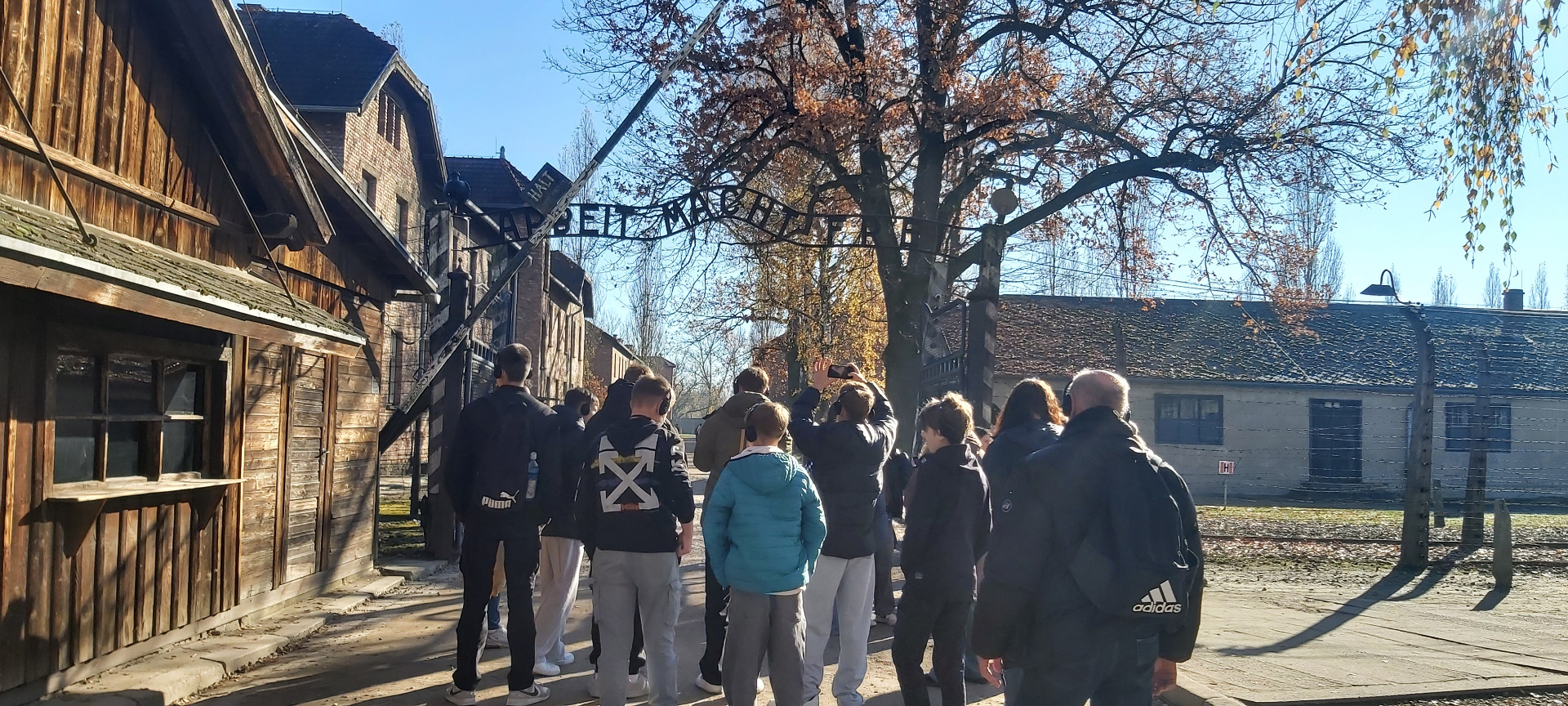 Alt="Zdjęcie przedstawia wycieczkę edukacyjna do Oświęcimia uczniów z ZSP w Ciasnej."