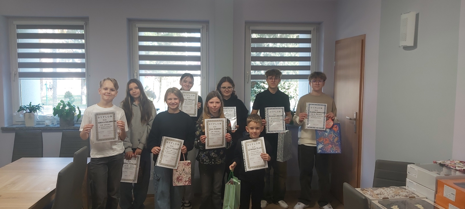 Alt="Zdjęcie przedstawia uczniów biorących udział w Gminnym Konkursie Ortograficznym."