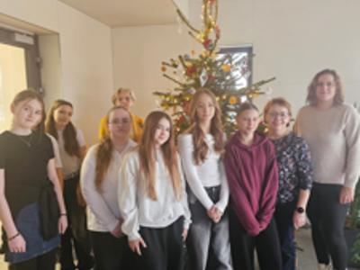 Alt="Zdjęcie przedstawia strojenie choinki w Urzędzie Gminy Ciasna 2025r."