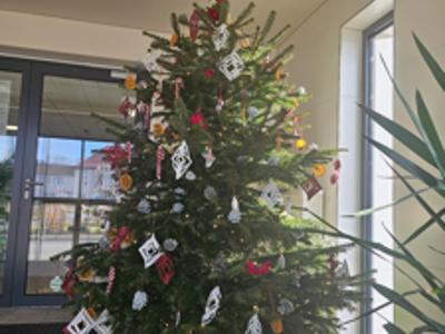 Alt="Zdjęcie przedstawia strojenie choinki w Urzędzie Gminy Ciasna 2025r."