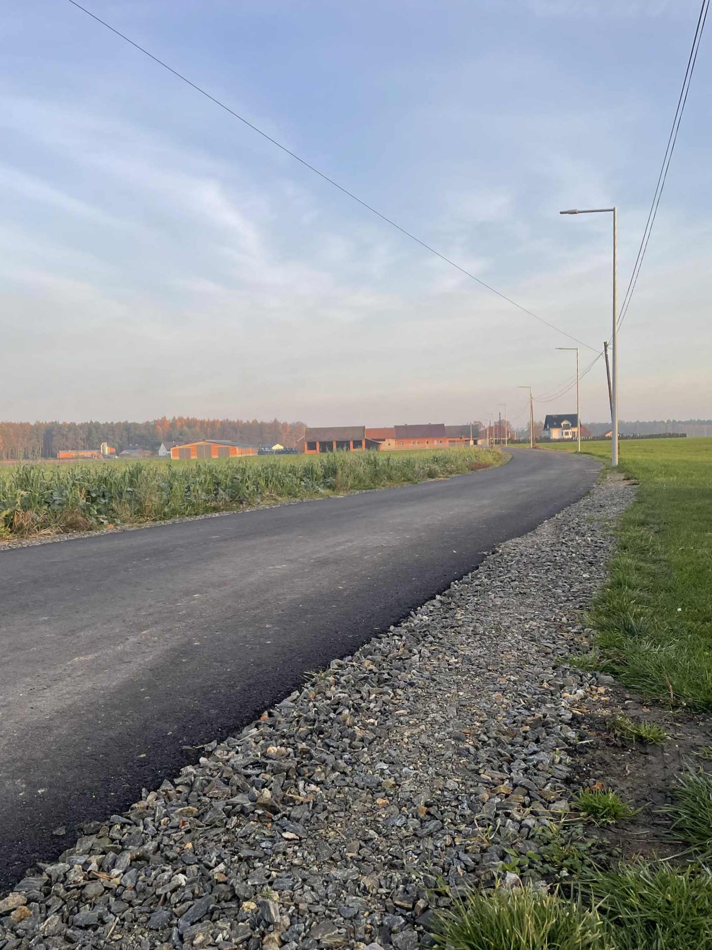 Alt="Zdjęcie przedstawia wyremontowaną drogę w Dzielnej, w Gminie Ciasna."