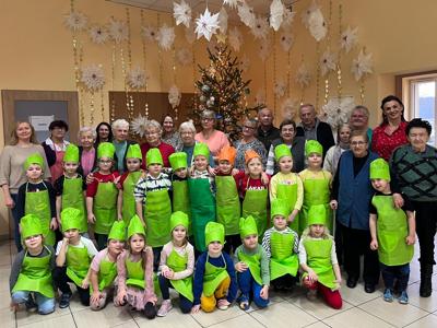 Alt="Zjęcie przedstawia międzypokoleniowe pieczenie pierników przedszkolaków z Przedszkola Samorządowego w Sierakowie Śląskim oraz Seniorów z  Dziennego Domu SENIOR + w Panoszowie."