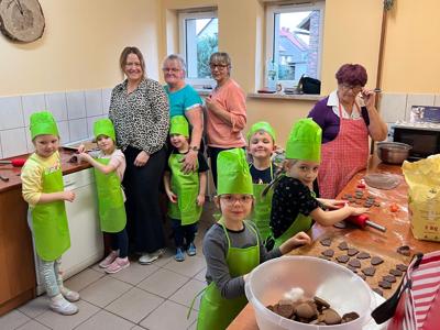Alt="Zjęcie przedstawia międzypokoleniowe pieczenie pierników przedszkolaków z Przedszkola Samorządowego w Sierakowie Śląskim oraz Seniorów z  Dziennego Domu SENIOR + w Panoszowie."