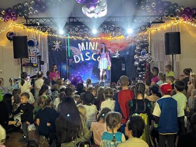 Alt="Zdjęcie przedstawia zabawę Mini Disco  w Sierakowie Śląskim."