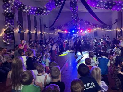 Alt="Zdjęcie przedstawia zabawę MiniDisco  w Sierakowie Śląskim."