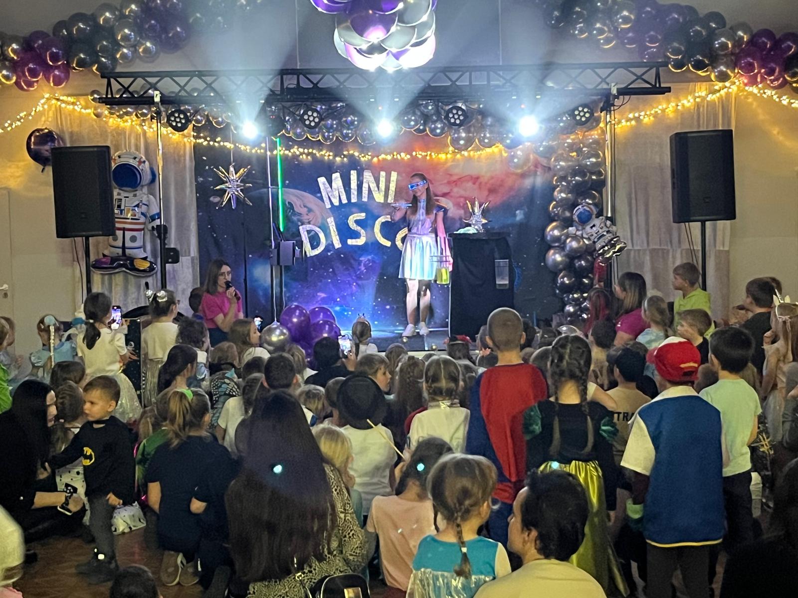 Alt="Zdjęcie przedstawia zabawę Mini Disco  w Sierakowie Śląskim."