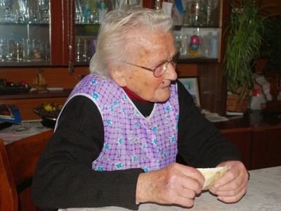 Alt= "Pamiątkowe zdjęcie / dla wnuków / Pani Maria Sówka. Foto A.Rojek."