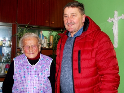 Alt= "Pamiątkowe zdjęcie / dla wnuków / Pani Marii Sówki z wójtem Gminy Ciasna Zdzisławem Kulejem. Foto A. Rojek."