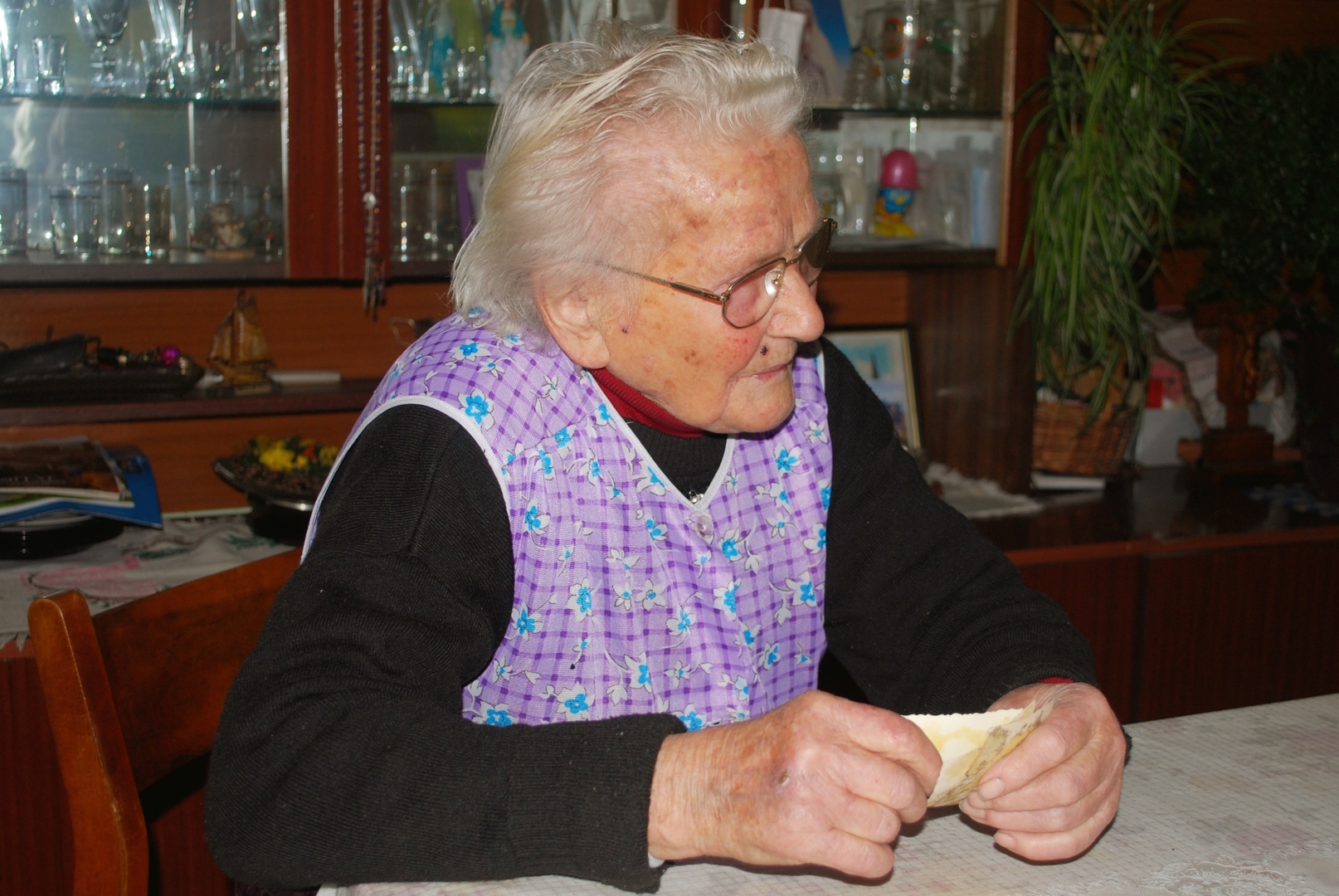 Alt= "Pamiątkowe zdjęcie / dla wnuków / Pani Maria Sówka. Foto A.Rojek."