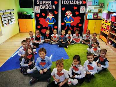 Alt= "Zdjęcie przedstawia przedszkolaki z Sierakowa Śląskiego świętujące dzień Babci i Dziadka. "