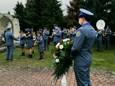 Alt="Zdjęcie przedstawia Gminną Orkiestrę Dętą podczas pogrzebu Ks. Oswalda Bobrzyka. Zdjęcie: Gok"