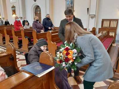 Alt="Zdjęcie przestawia moment złożenia życzeń z okazji setnych urodzin Pani Janiny Borowskiej. Zdjęcie Gmina Ciasna"