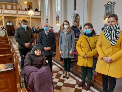 Alt="Pamiątkowe zdjęcie z okazji setnych urodzin Pani Janiny Borowskiej z rodziną oraz przedstawicielami Gminy Ciasna. Zdjęcie Gmina Ciasna"