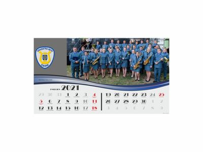 Alt="Zdjęcie przedstawia zmniejszoną stronę kalendarza ze zdjęciami orkiestry."