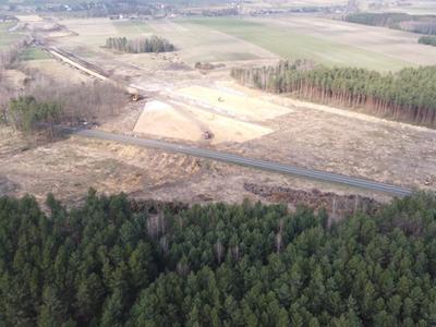Alt="Zdjęcie przedstawia bieżącą wycinkę lasów pod budowę drogi S11- teren Łomnicy ok. 30h. Zdjęcie- Gmina Ciasna"