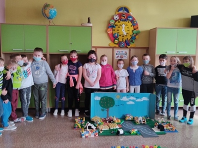Alt="Zdjęcie przedstawia wykonaną przez uczniów makietę Uprawa zboża. Zdjęcie SP Ciasna."