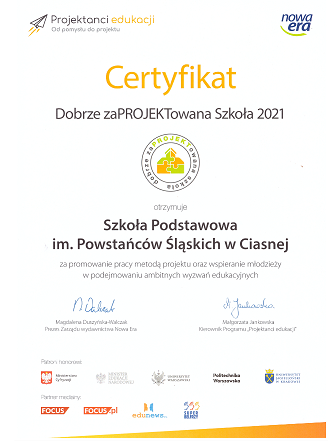 Alt="Zdjęcie przedstawia otrzymany przez uczniów SP w Ciasnej Certyfikat Dobrze Zaprojektowanej Szkoły. Zdjęcie SP Ciasnej."