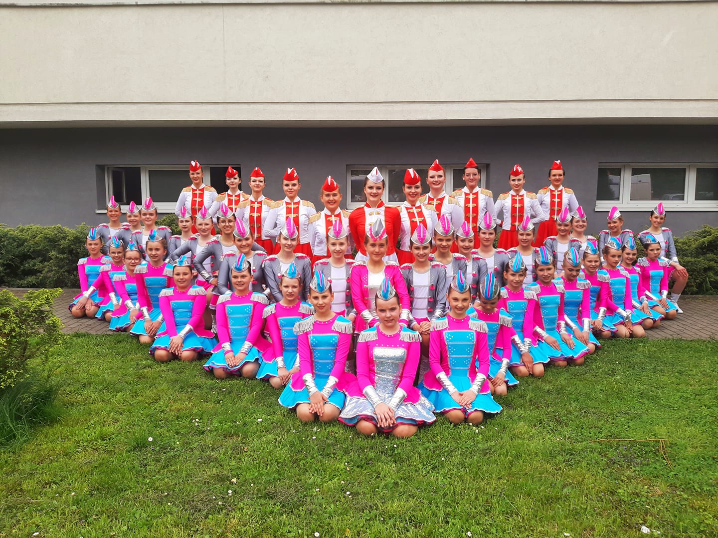 Alt="Zdjęcie przedstawia mażoretki z Zespołu Tańca Mażoretkowego Copacabana. Zródło: https://www.facebook.com/mazoretkicopacabana"