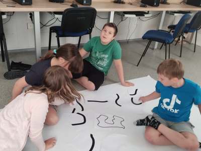 Alt=" Zdjęcie przedstawia zawody projektowe - układanie trasy dla robota."
