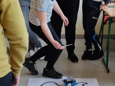 Alt=" Zdjęcie przedstawia zawody projektowe - nagrywanie zaprogramowanego robota."