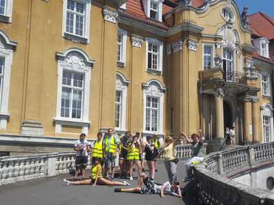 Alt="Zdjęcie przedstawia pożegnalną wycieczkę z ogniskiem klasy VIII"