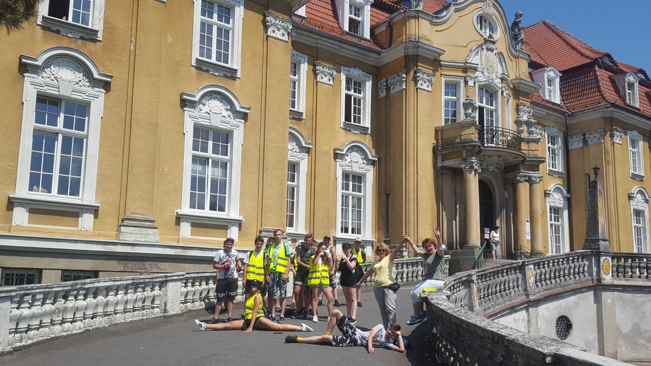 Alt="Zdjęcie przedstawia pożegnalną wycieczkę z ogniskiem klasy VIII"