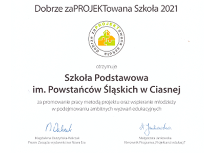 Alt="Zdjęcie przedstawia otrzymany przez uczniów SP w Ciasnej Certyfikat Dobrze Zaprojektowanej Szkoły."