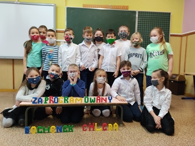 Alt="Zdjęcie przedstawia uczniów klasy pierwszej SP w Ciasnej biorących udział w projekcie."